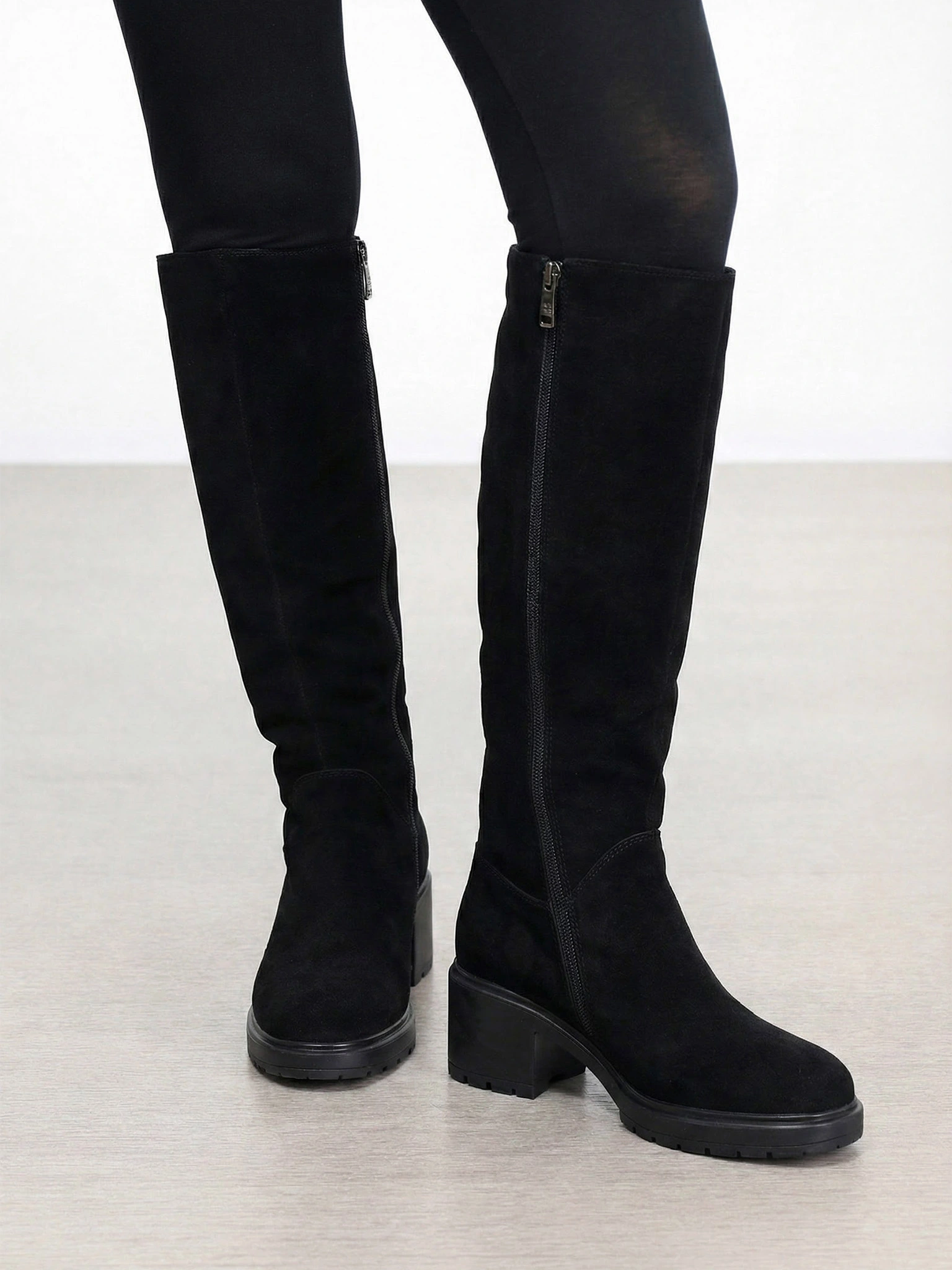 Сапоги черного цвета из натуральной замши на высоком каблуке